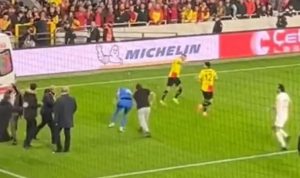 Follia in Turchia: tifoso entra in campo e colpisce in testa il portiere avversario con la bandierina – VIDEO