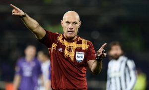 La proposta di Howard Webb: «Gli ex calciatori diventino arbitri»
