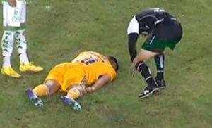Paura per Gignac durante Tigres-Santos Laguna: viene trasportato in ospedale. Ecco la ricostruzione dell’accaduto