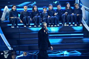 Simpatico siparietto a Sanremo: Amadeus consegna i fiori ad un bambino che risponde con Forza Milan