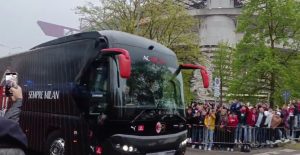 MN24 – Milan Napoli: il pullman rossonero è arrivato a San Siro – VIDEO