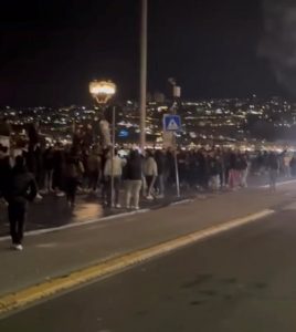 Napoli, cori dei tifosi partenopei sotto l’hotel del Milan – VIDEO