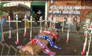 Napoli, festa Scudetto: spunta il cimitero delle squadre di Serie A – VIDEO
