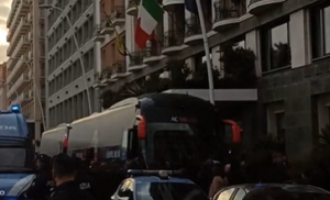 Milan, la partenza della squadra dall’hotel: piovono insulti per Theo e Leao – VIDEO MN24