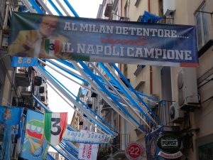 Striscione Napoli dopo lo scudetto: «Al Milan detentore risponde…»