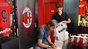 Libro Inzaghi: firmacopie dell’ex attaccante a Casa Milan – VIDEO