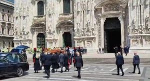 MN24 – Funerali Berlusconi: il feretro è arrivato in Duomo – VIDEO