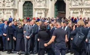 Funerali Berlusconi: Scaroni accanto ai suoi figli dopo la messa funebre – VIDEO