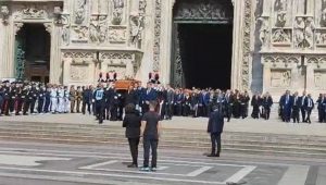 MN24 – Funerali Berlusconi: il feretro lascia il Duomo – VIDEO