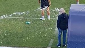 De Laurentiis, piccolo ‘incidente’ con un idrante! Il VIDEO del presidente diventa virale