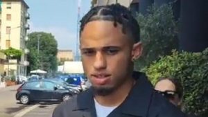 Okafor Milan: l’attaccante è arrivato in sede per la firma – VIDEO