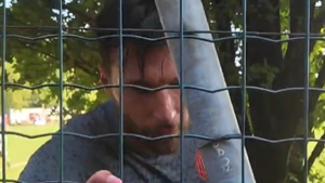 Sportiello, foto con i tifosi del Milan a fine allenamento – VIDEO