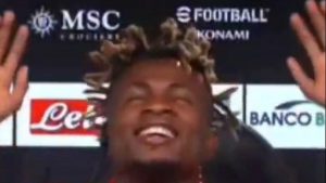 Chukwueze subito virale sul web: il simpatico gesto a fine conferenza – VIDEO