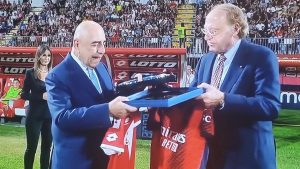 Monza Milan, scambio di maglie tra Galliani e Scaroni – FOTO