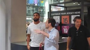 Loftus-Cheek incontra i tifosi: l’inglese è arrivato allo store del Milan – VIDEO