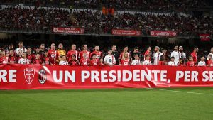 Striscione in ricordo di Berlusconi pre Monza Milan: «Due squadre, un presidente» – FOTO