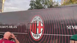 MN24 – Milan Torino: i pullman delle due squadre arrivati a San Siro – VIDEO