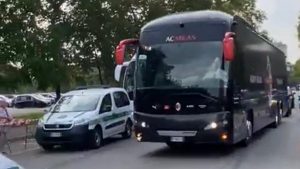 Milan Newcastle: i pullman delle due squadre arrivati a San Siro – VIDEO