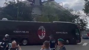 Milan Verona, ecco l’arrivo dei due pullman allo stadio – VIDEO