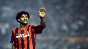 Compleanno Rijkaard: arrivano gli auguri del Milan all’olandese – FOTO