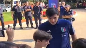 Tonali, foto e autografi a Milanello con i tifosi del Milan – VIDEO