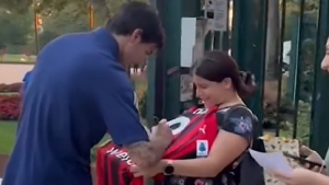 Tonali firma la maglia del Milan, i tifosi non dimenticano: «Ci manchi» – VIDEO