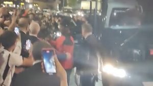 Leao premia la tenacia di un tifoso: ha fatto 1000 km per vederlo – VIDEO