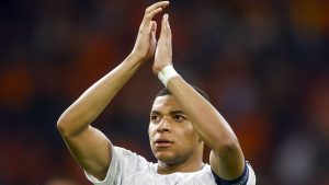 Mbappé esalta Maignan: «Spaventoso, se siamo in semifinale è gran parte merito suo»