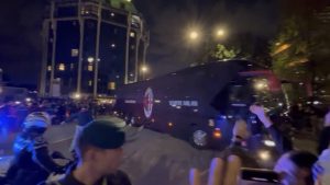 Milan Juve: i pullman delle due squadre sono arrivati a San Siro – VIDEO