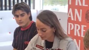 Romero e Pobega incontrano i tifosi: selfie e autografi a Casa Milan – VIDEO