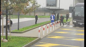 Milan arrivato a Malpensa: tra poco la partenza per Newcastle. Presenti Leao e Okafor