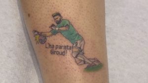 Milan, la parata di Giroud diventa un tatuaggio: il gesto di un tifoso devoto – VIDEO
