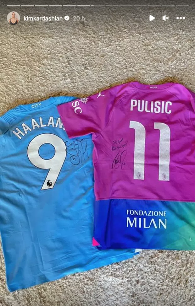 Kim Kardashian e la terza maglia del Milan autografata da Pulisic - FOTO 27 kimkardashian 1
