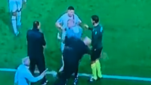 Pioli cosa fai? L’allenatore del Milan cade a bordocampo contro il PSG- VIDEO