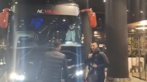 Camarda sale sul pullman e… Il gesto con i tifosi prima di Milan Fiorentina – VIDEO