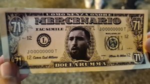 Milan PSG, le banconote contro Donnarumma vendute fuori da San Siro – FOTO