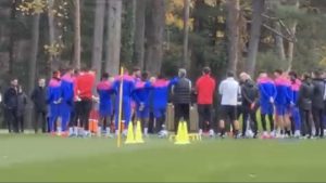 Giroud premiato da Pioli e Furlani prima dell’allenamento: il motivo – VIDEO