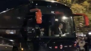 Milan Fiorentina: il pullman dei rossoneri è arrivato a San Siro – VIDEO