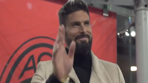 Milan Fiorentina, Giroud e Leao osservano: i  due rossoneri in tribuna – VIDEO