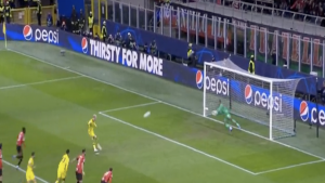 Gol Reus: il tedesco va dagli 11 metri dopo il fallo di Calabria e non sbaglia – VIDEO