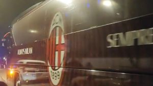 Milan PSG, l’arrivo del pullman rossonero a San Siro – VIDEO