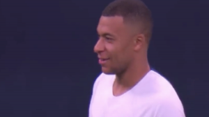 Milan PSG: ecco la reazione di Mbappè al lancio di banconote per Donnarumma – VIDEO