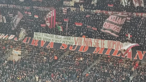 Milan Fiorentina: lo striscione della Curva Sud contro la violenza sulle donne FOTO