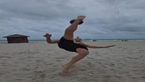Ibrahimovic in super forma! Il gol in rovesciata sulla spiaggia è già virale – VIDEO