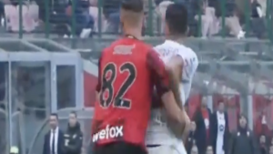 Simic non ha paura di nessuno: ha marcato così Gagliardini al suo esordio – VIDEO