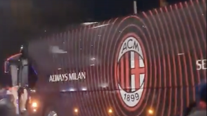 Milan Frosinone: il pullman dei rossoneri è arrivato a San Siro – VIDEO