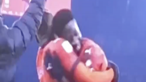 Leao sostituisce Traoré: il bell’abbraccio tra i due al momento del cambio – VIDEO