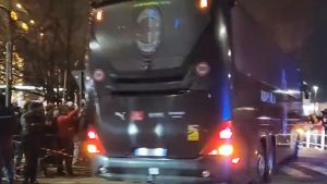 Milan Atalanta: il pullman dei rossoneri è arrivato a San Siro per il match di Coppa Italia – VIDEO