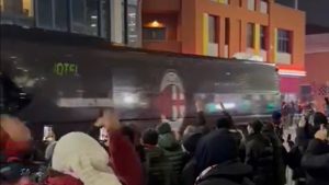Milan Lazio, pullman dei rossoneri arrivato a San Siro – VIDEO