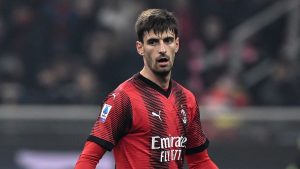 Gabbia leader del Milan: il difensore carica l’ambiente rossonero sui social – FOTO